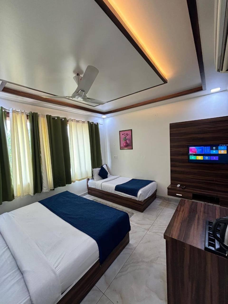 Hotel Airport Yash 5 Mins Aerocity Metro 4*