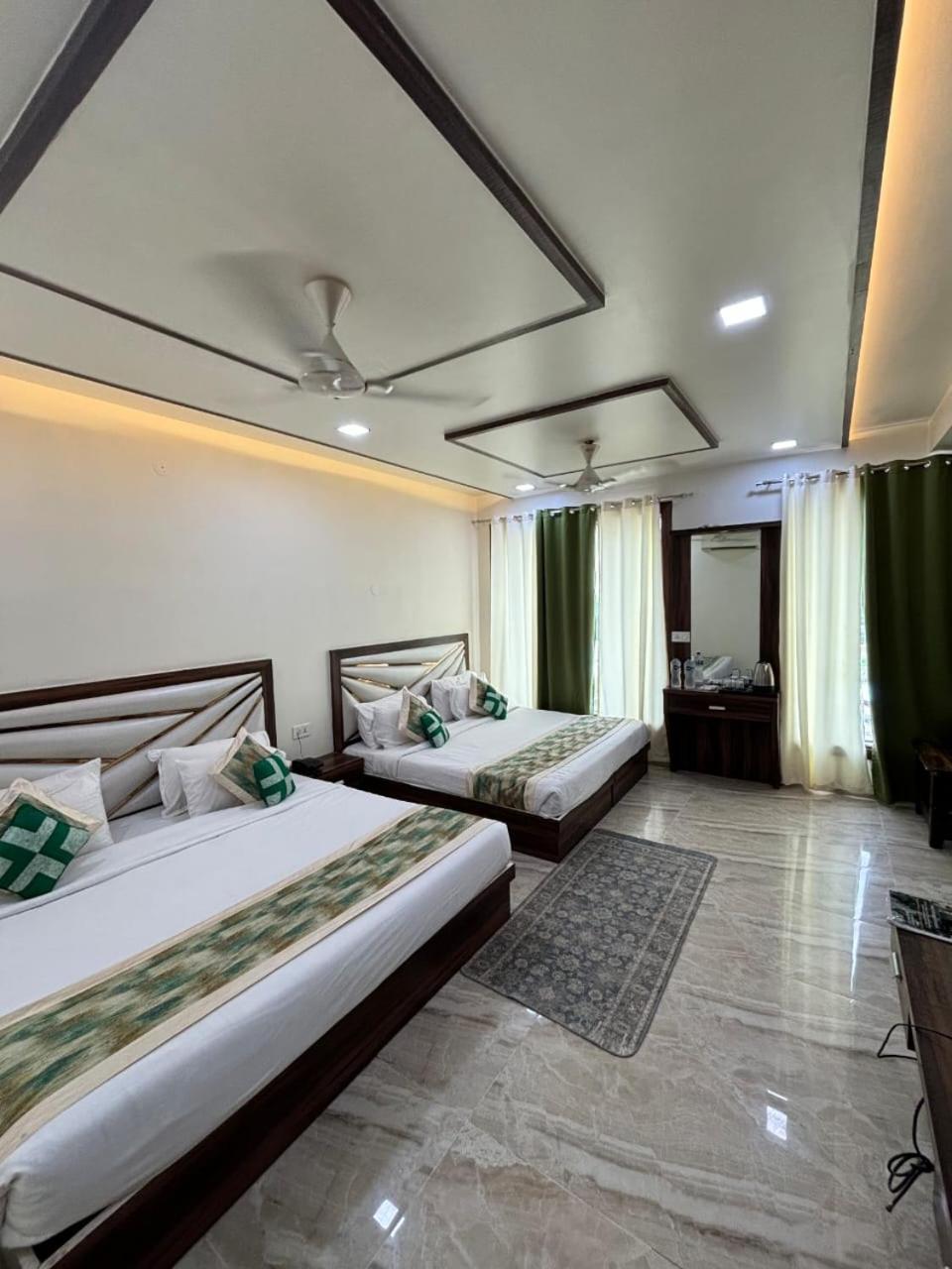 Airport Yash 5 Mins Aerocity Metro 4* New Delhi