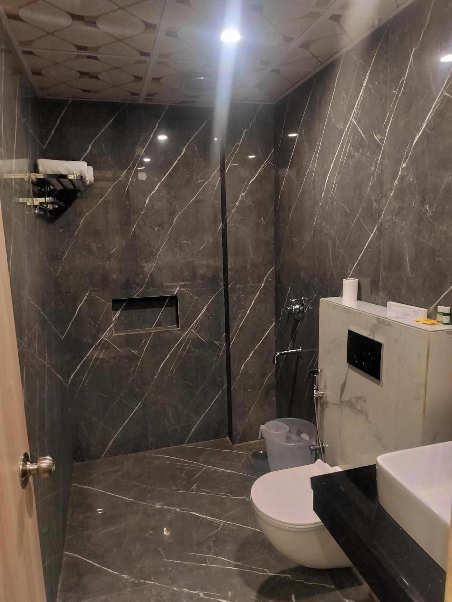 Airport Yash 5 Mins Aerocity Metro 4*