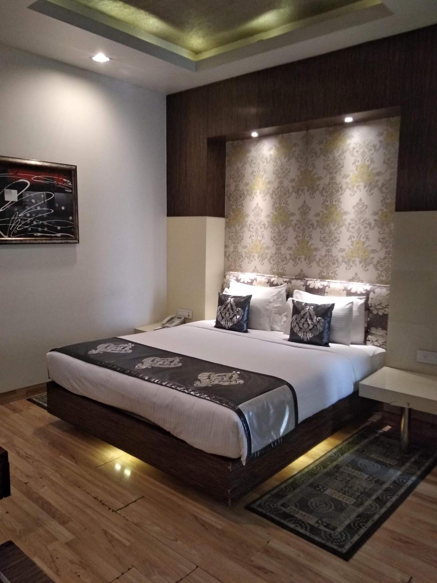 Hotel Airport Yash 5 Mins Aerocity Metro 4*