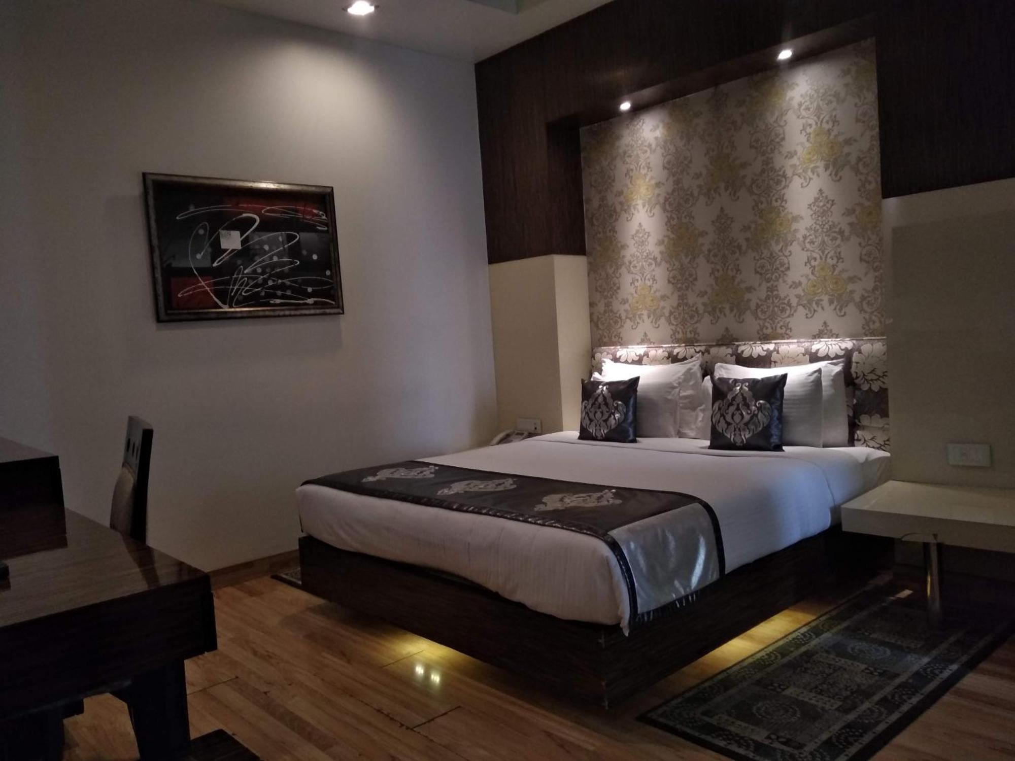 Hotel Airport Yash 5 Mins Aerocity Metro 4*