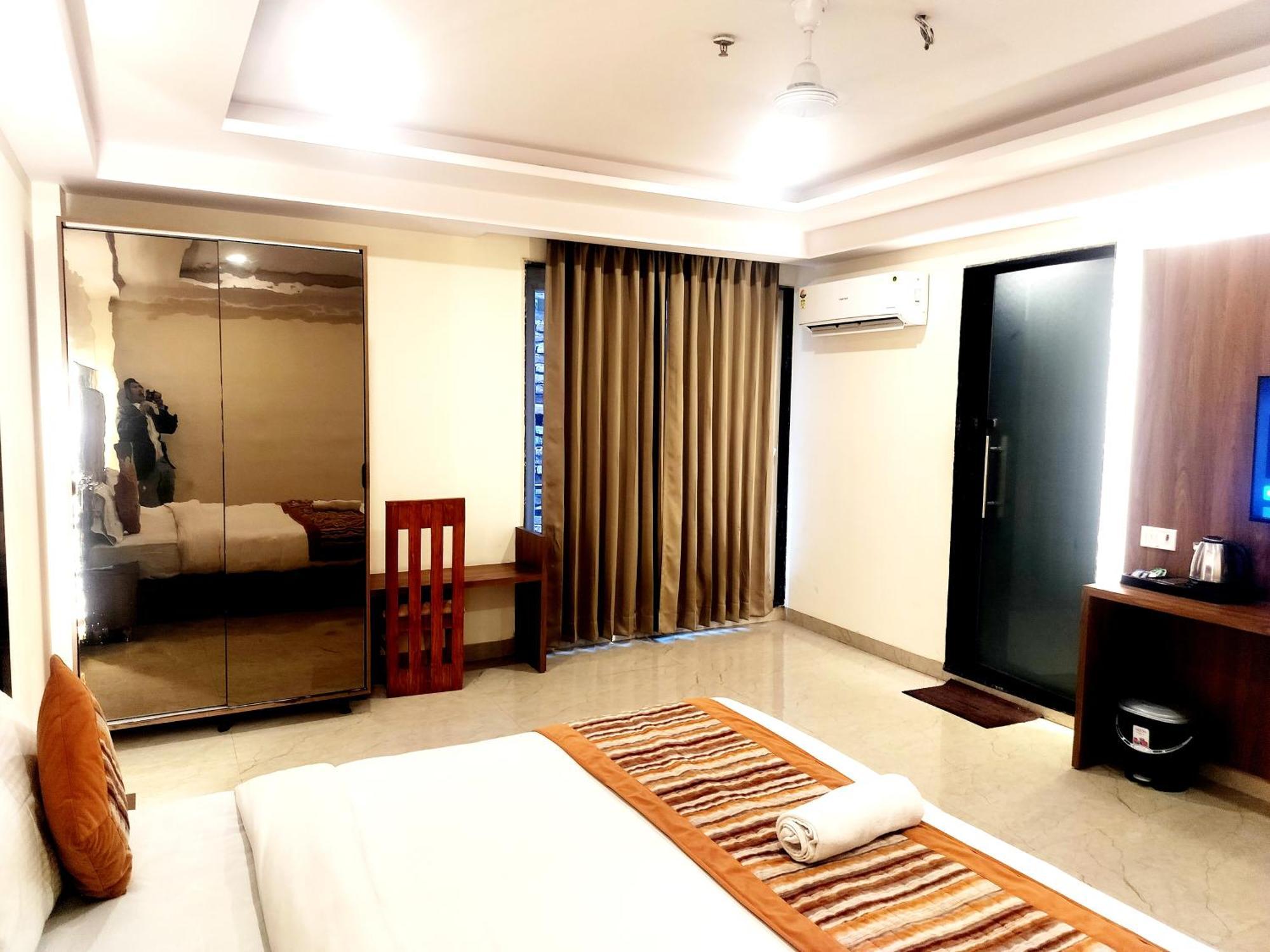Airport Yash 5 Mins Aerocity Metro 4*