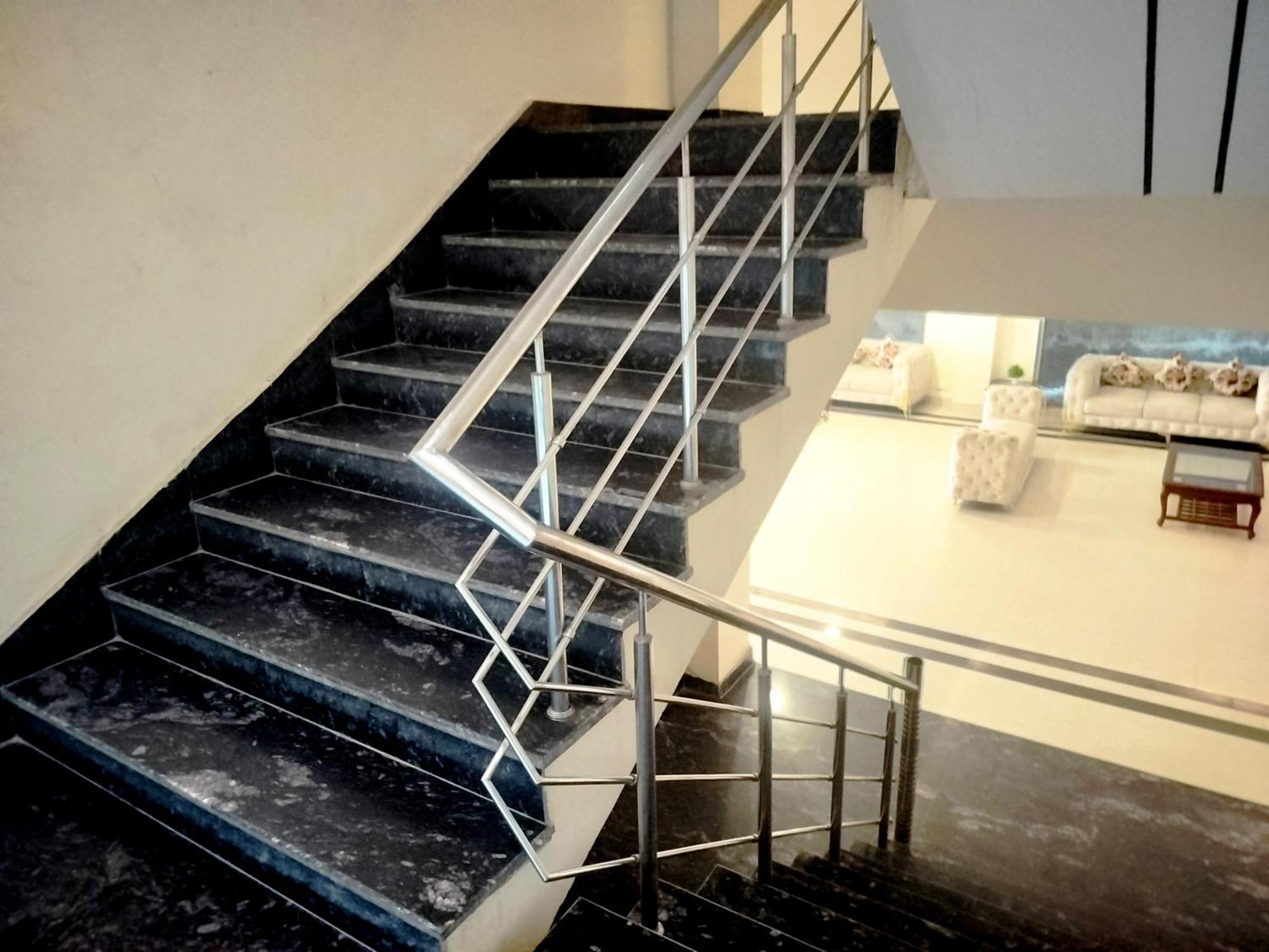 Hotel Airport Yash 5 Mins Aerocity Metro 4*
