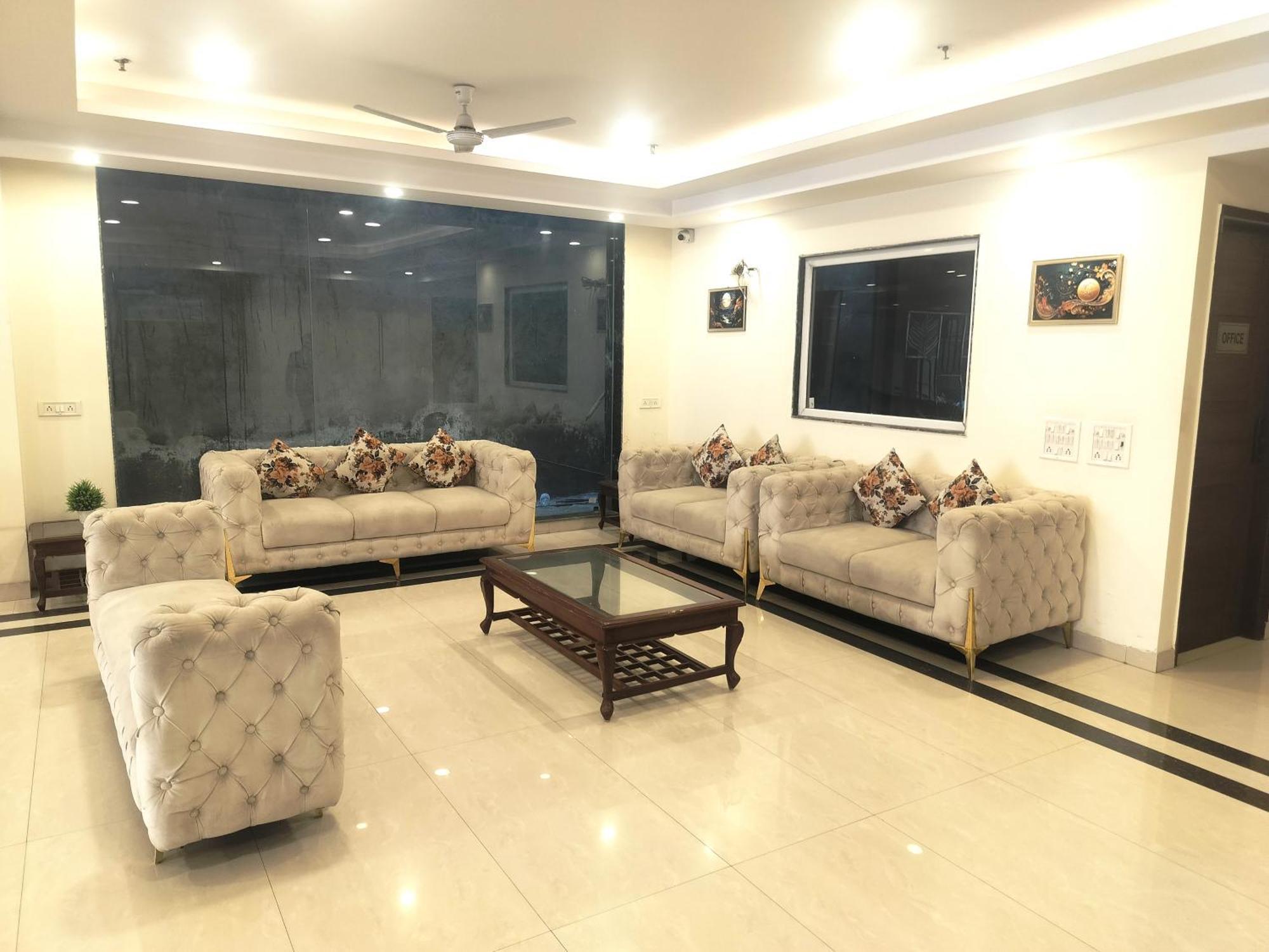 Airport Yash 5 Mins Aerocity Metro 4*