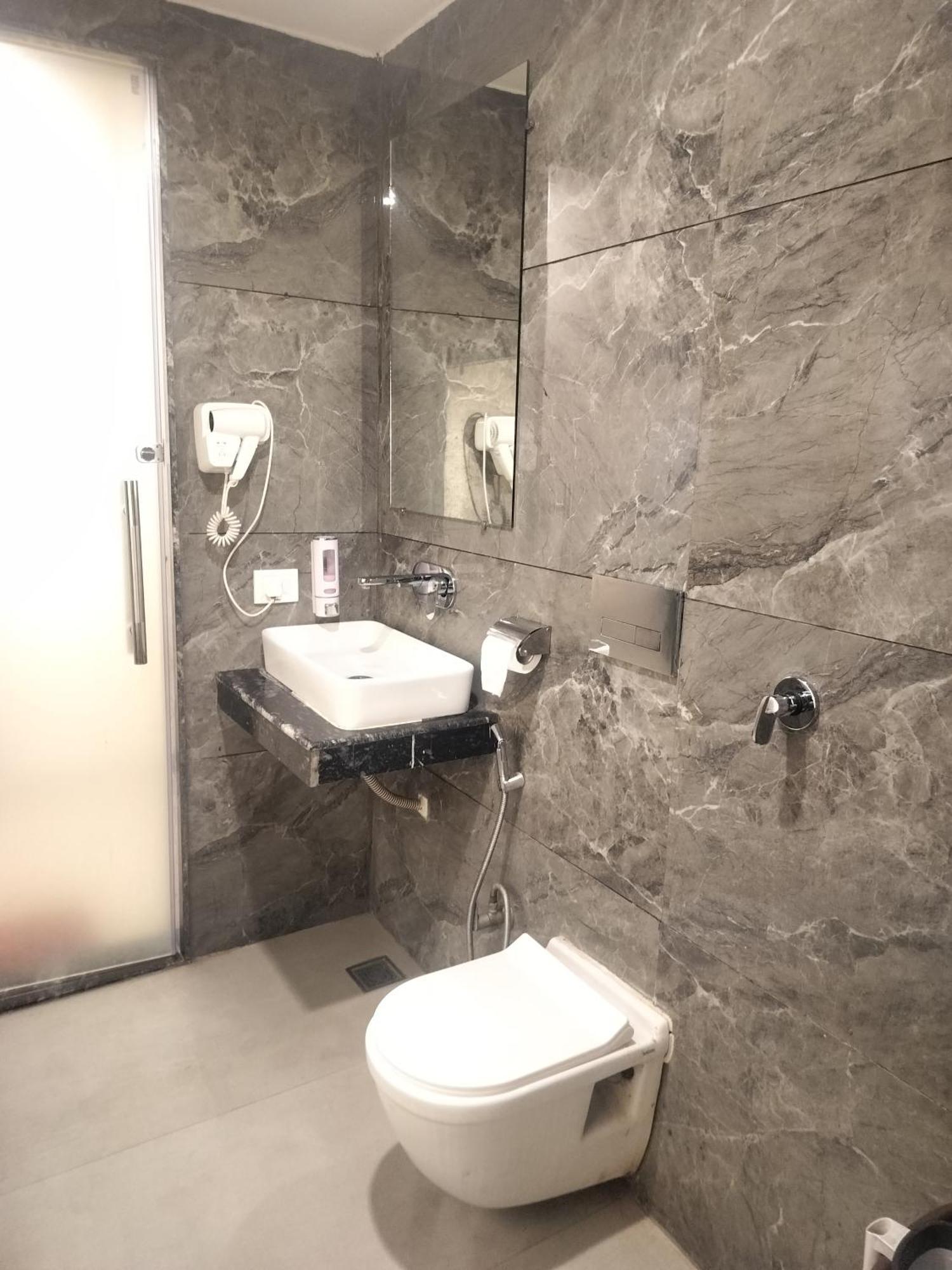 Hotel Airport Yash 5 Mins Aerocity Metro New Delhi