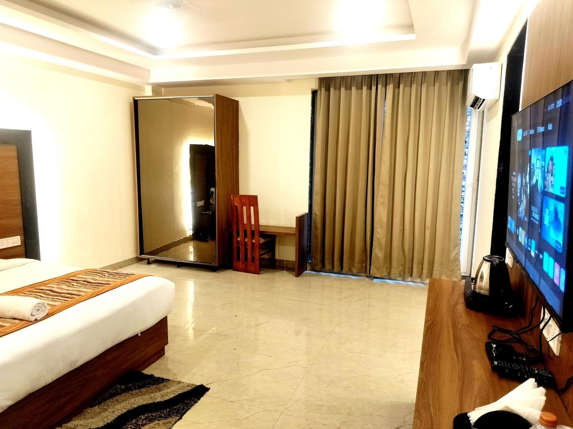 Hotel Airport Yash 5 Mins Aerocity Metro 4*