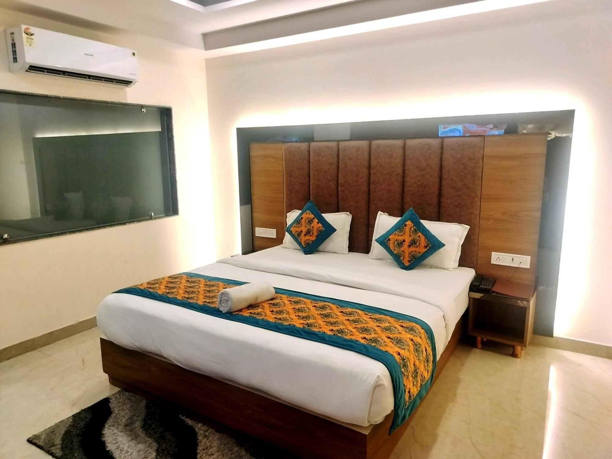 Hotel Airport Yash 5 Mins Aerocity Metro 4*